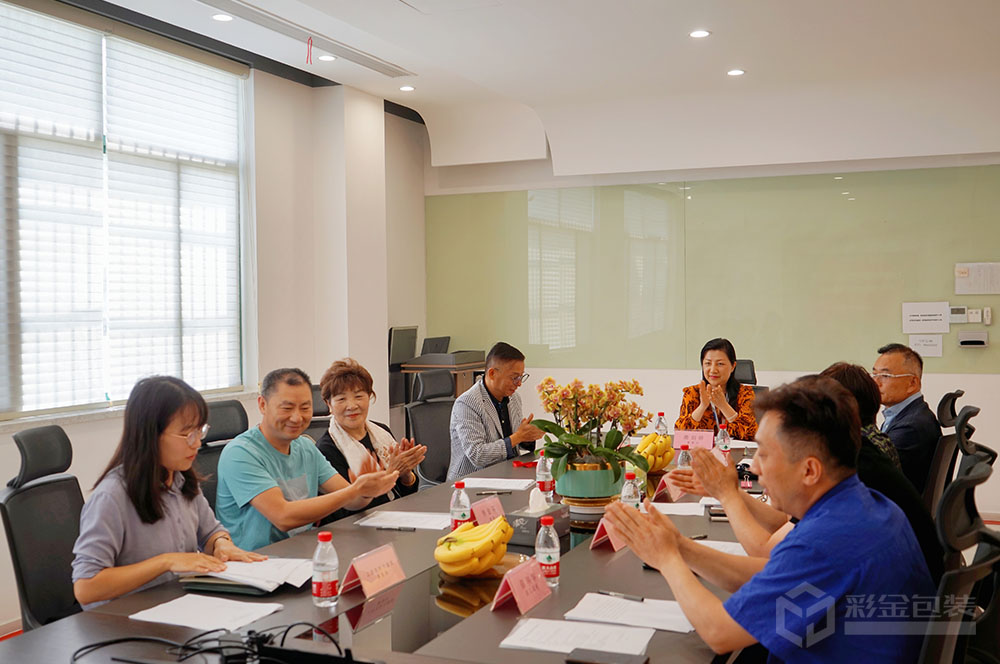 統(tǒng)計(jì)表決票并由主持人宣讀表決結(jié)果。 .jpg